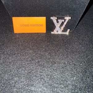 Fashion Crystal-Embellished brooch